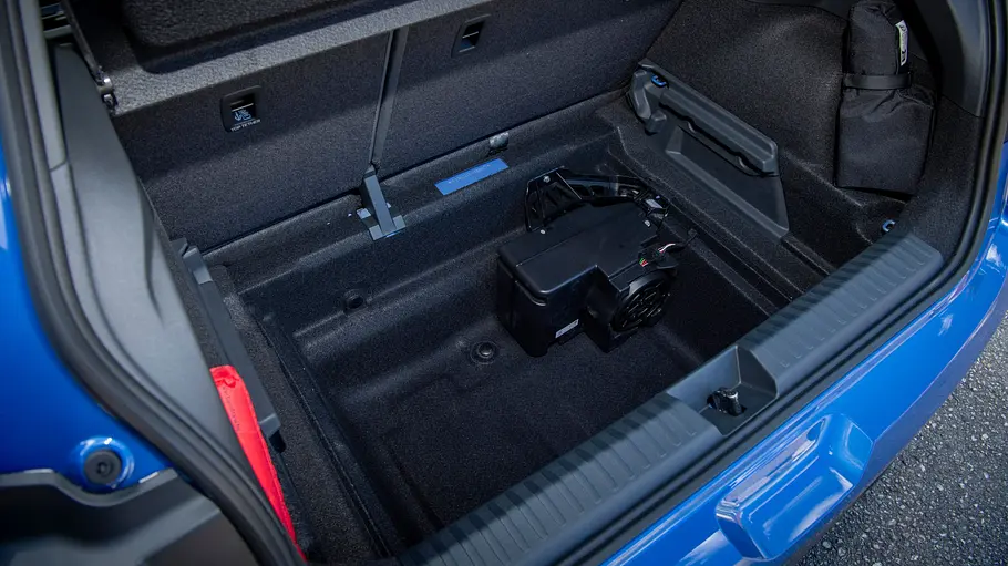 VW ID. Polo Fahrbericht Die Kofferraummulde unter dem doppelten Ladeboden im VW ID. Polo.