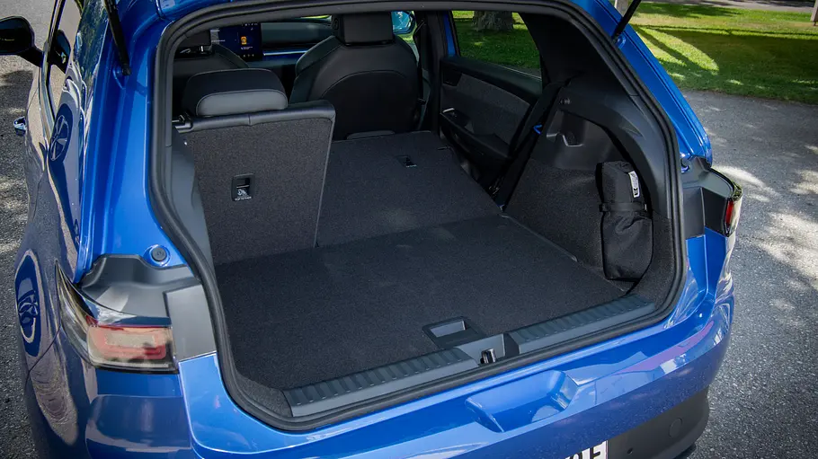 VW ID. Polo Fahrbericht Der Kofferraum des VW ID. Polo mit umgeklapptem rechtem Sitzbankteil im Verhältnis 60:40 durch die geöffnete Heckklappe fotografiert.