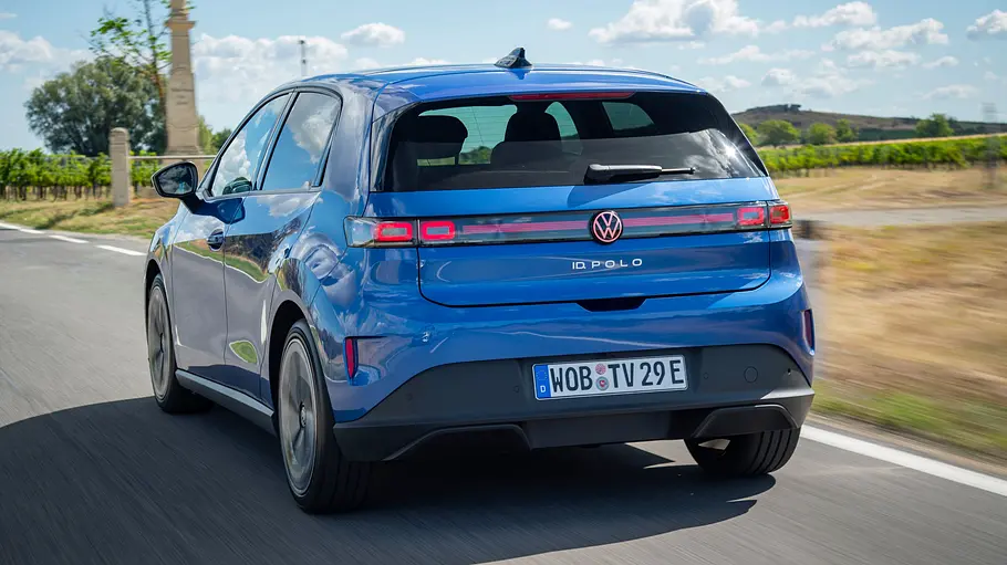 VW ID. Polo Fahrbericht Der VW ID. Polo fahrend von schräg hinten links.