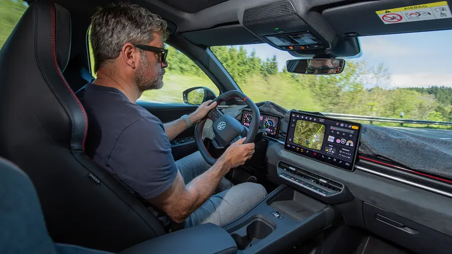 AUTO ZEITUNG-Autor Johannes Riegsinger am Steuer des VW ID. Polo GTI mit teilweise noch abgedecktem Cockpit.