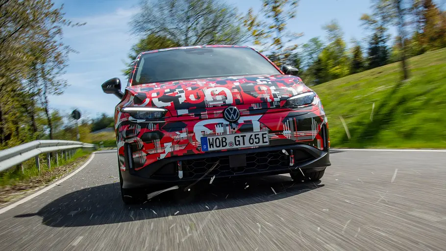 Der VW ID. Polo GTI auf einer Landstraße fahrend von vorne fotografiert.