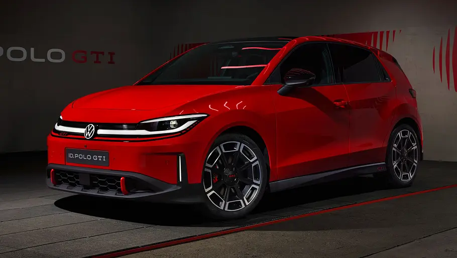 Der VW ID. Polo GTI im Studio stehend von schräg vorne fotografiert.