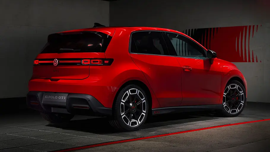 Der VW ID. Polo GTI im Studio stehend von schräg hinten fotografiert.