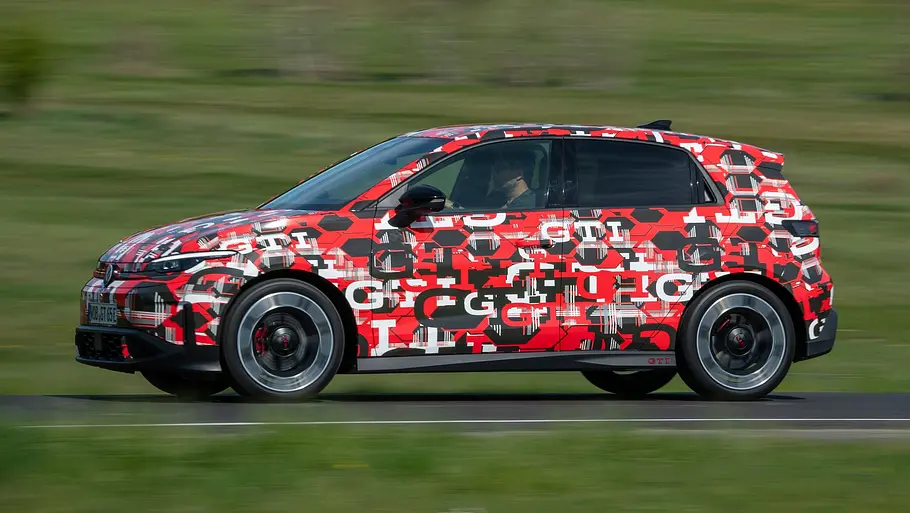 Der VW ID. Polo GTI auf einer Landstraße fahrend von der Seite fotografiert.