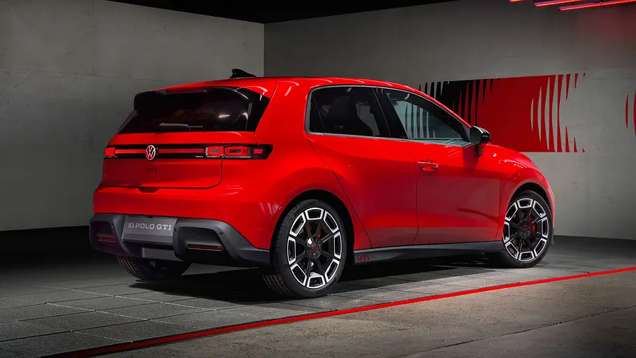 Der VW ID. Polo GTI steht in Studioumgebung, von hinten rechts fotografiert.