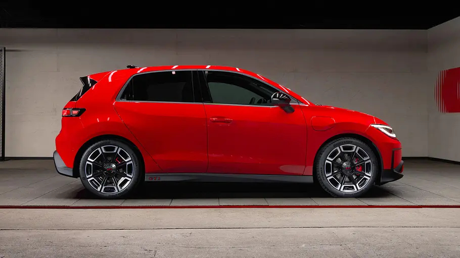 Der VW ID. Polo GTI steht in Studioumgebung, von rechts fotografiert.