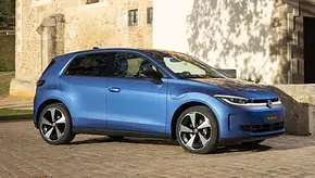 Der VW ID.Polo steht vor einem Haus, von vorne rechts fotografiert. - Foto: VW