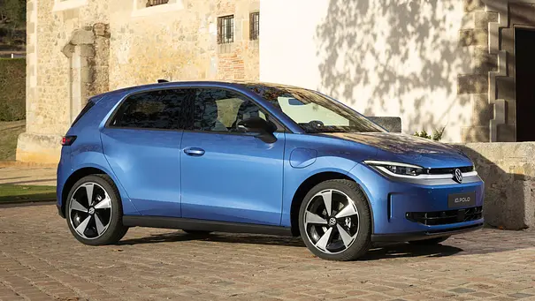 Der VW ID.Polo steht vor einem Haus, von vorne rechts fotografiert. - Foto: VW Der VW ID.Polo steht vor einem Haus, von vorne rechts fotografiert. - Foto: VW