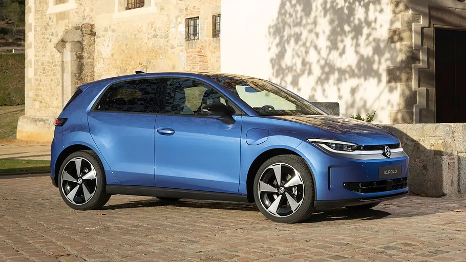 Der VW ID.Polo steht vor einem Haus, von vorne rechts fotografiert.