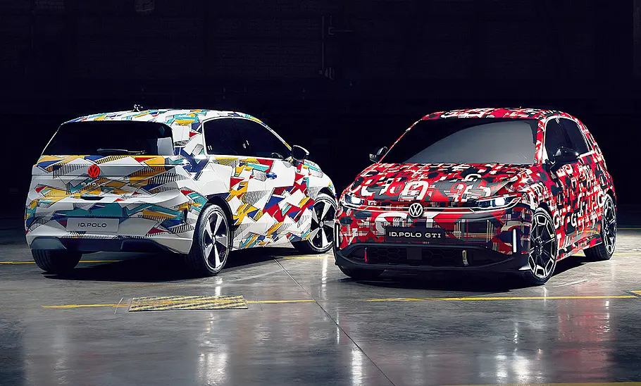 Der VW ID. Polo von hinten gezeigt steht neben dem VW ID. Polo GTI von vorne gezeigt.