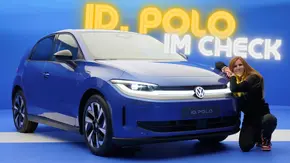 Redakteurin Jil Weber hockt neben dem VW ID. Polo, im Hintergrund steht der Schrifzug ID. Polo im Check. - Foto: AUTO ZEITUNG