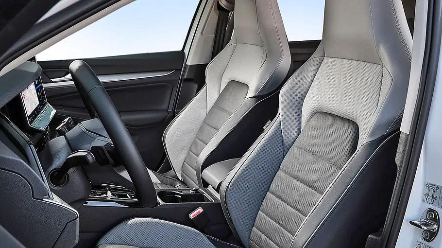 Vordersitze des VW Golf, fotografiert von links.