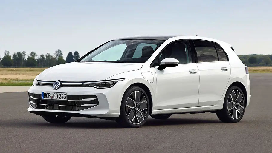 VW Golf, fotografiert von schräg vorne.