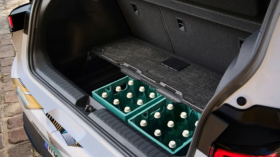 Kofferraum des VW ID. Polo, fotografiert von schräg hinten.
