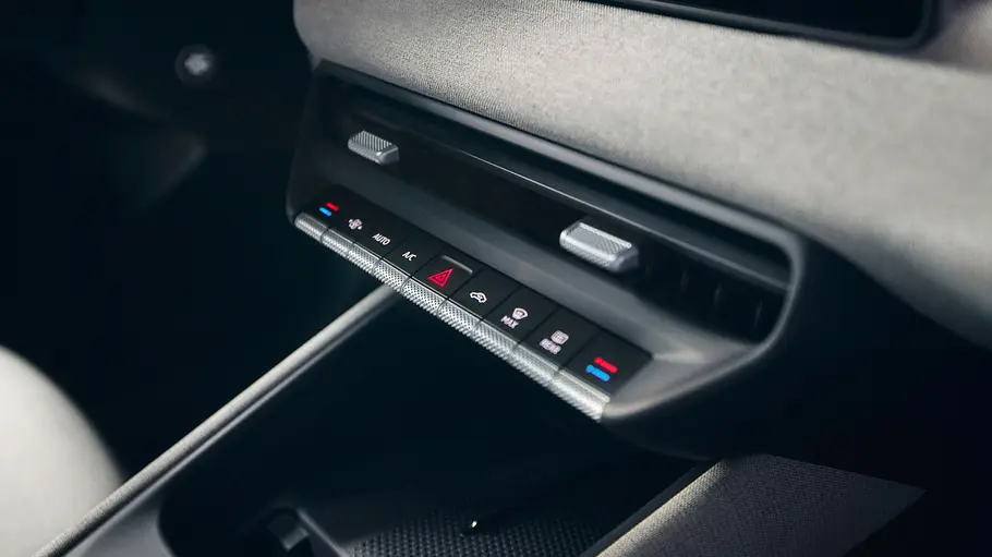 Mittelkonsole des VW ID. Polo, fotografiert von schräg rechts.
