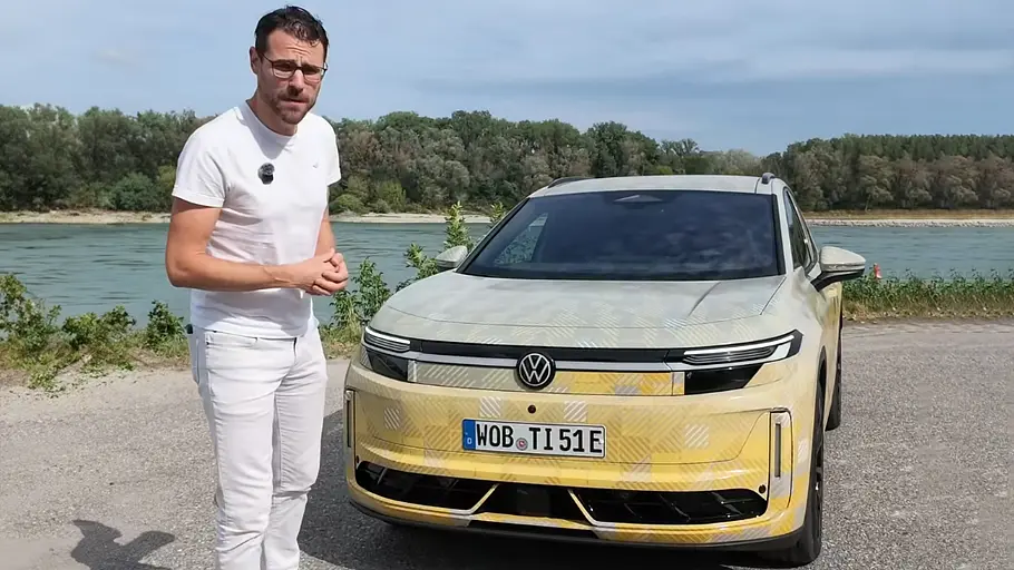 VW ID. Tiguan Erlkönig des VW ID. Tiguan mit Blogger an einem Fluss.