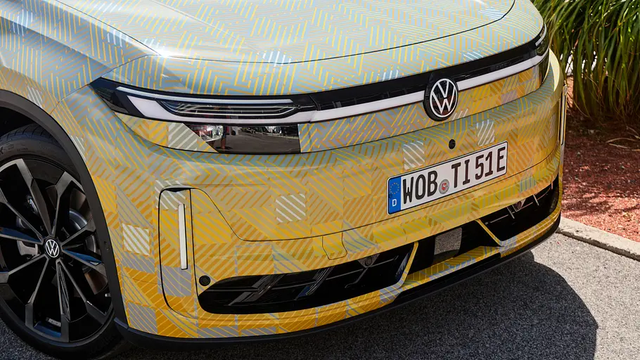 Getarnter Prototyp des VW ID.Tiguan mit gold-blauer Tarnfolie, Nahaufnahme der Frontpartie.