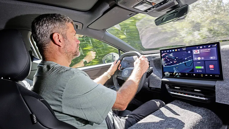Getarnter Prototyp des VW ID.Tiguan Cockpit mit Mensch und abgedecktem Armaturenbrett.