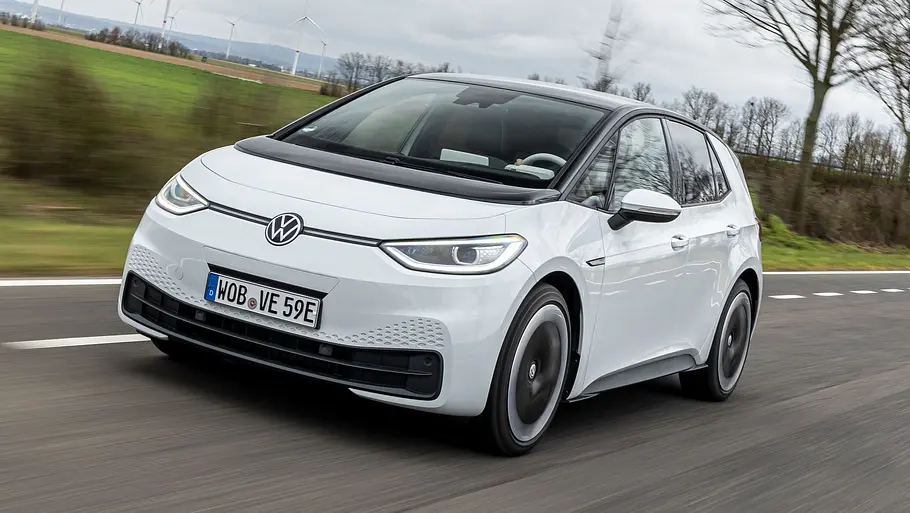 Der VW ID.3 fährt auf einer Landstraße, von vorne links fotografiert.