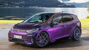 Der VW ID.3 GTX Fire+Ice (2025) stehend vor einem See von schräg vorne fotografiert. - Foto: Volkswagen