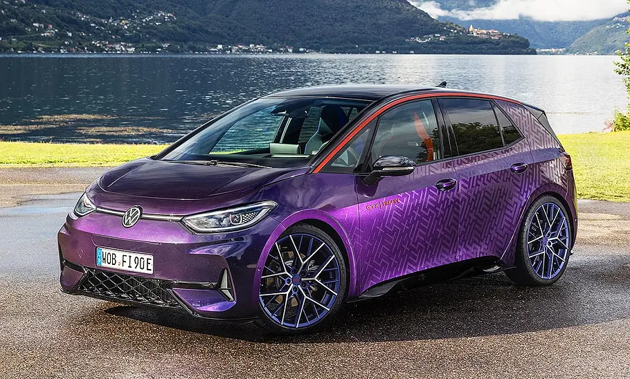 Der VW ID.3 GTX Fire+Ice (2025) stehend vor einem See von schräg vorne fotografiert.