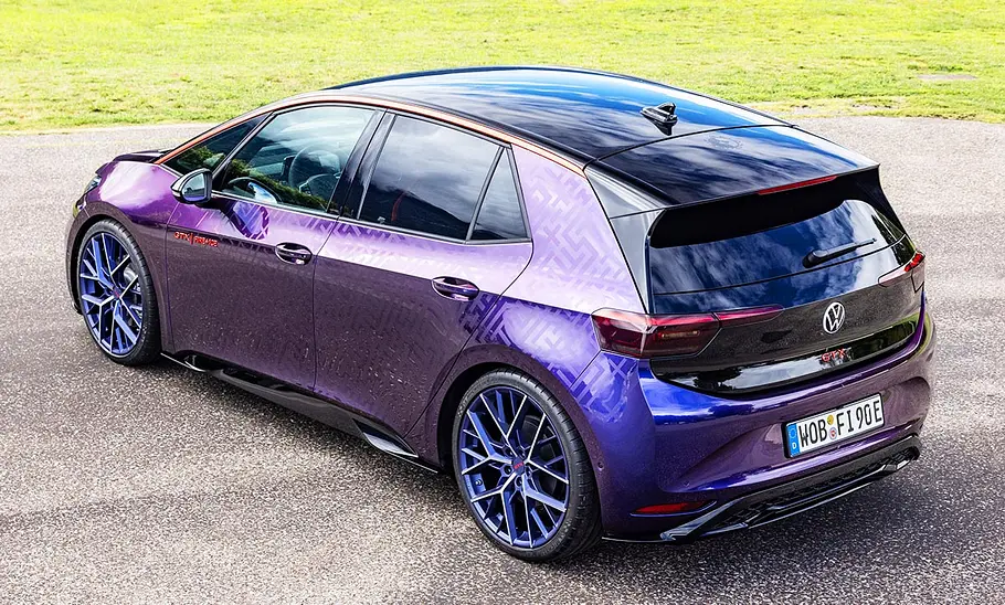 Der VW ID.3 GTX Fire+Ice (2025) stehend von schräg hinten fotografiert, leicht erhöhter Standpunkt.