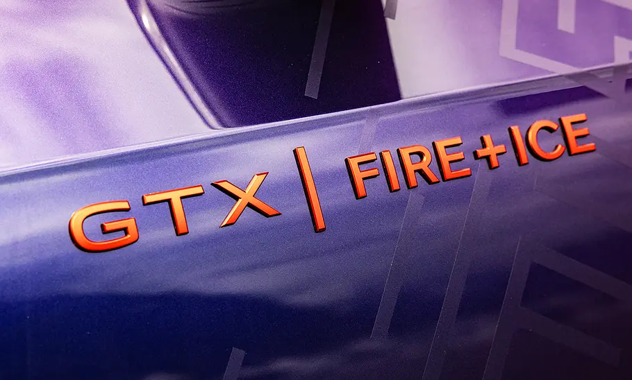 Detailbild zeigt den VW ID.3 GTX Fire+Ice-Schriftzug.