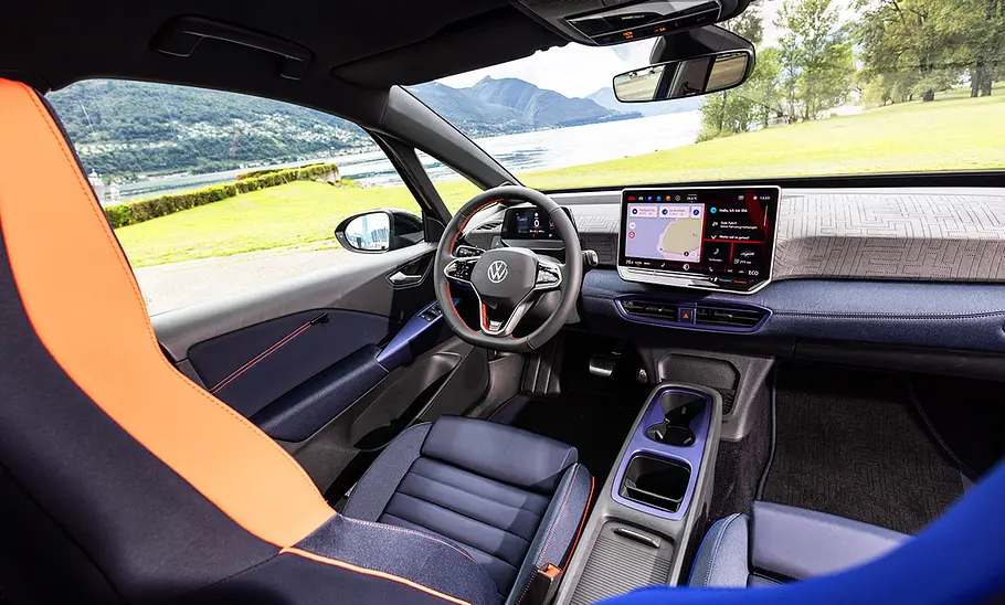 Das Cockpit des VW ID.3 GTX Fire+Ice (2025), im Vordergrund der bunte Rand der Schalensitze.