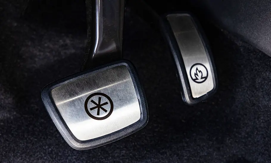 Fahrpedale des VW ID.3 GTX Fire+Ice (2025) mit Feuer- und Eis-Logos.