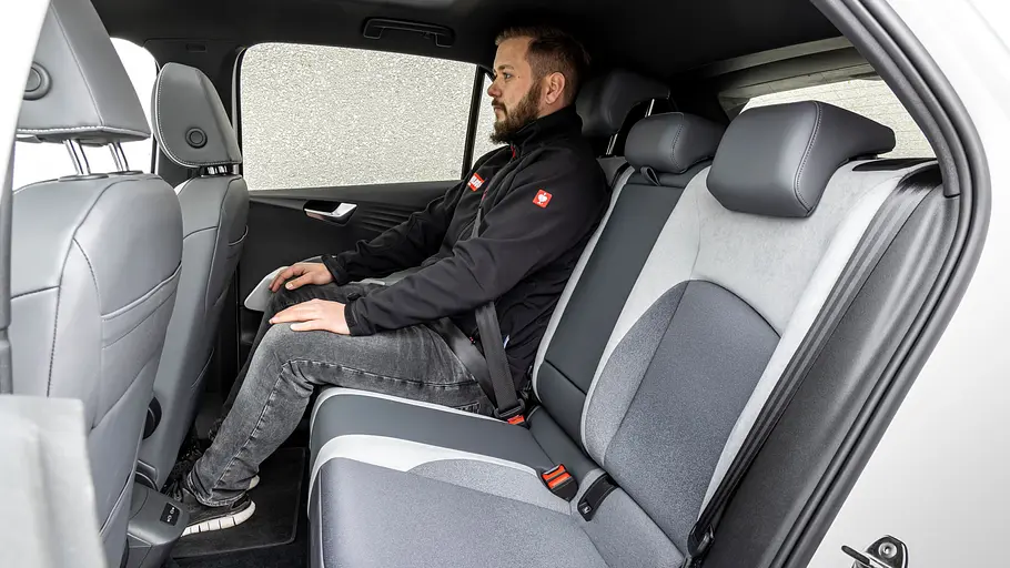 VW ID.3 Ein Mann sitzt im Fond des VW ID.3.