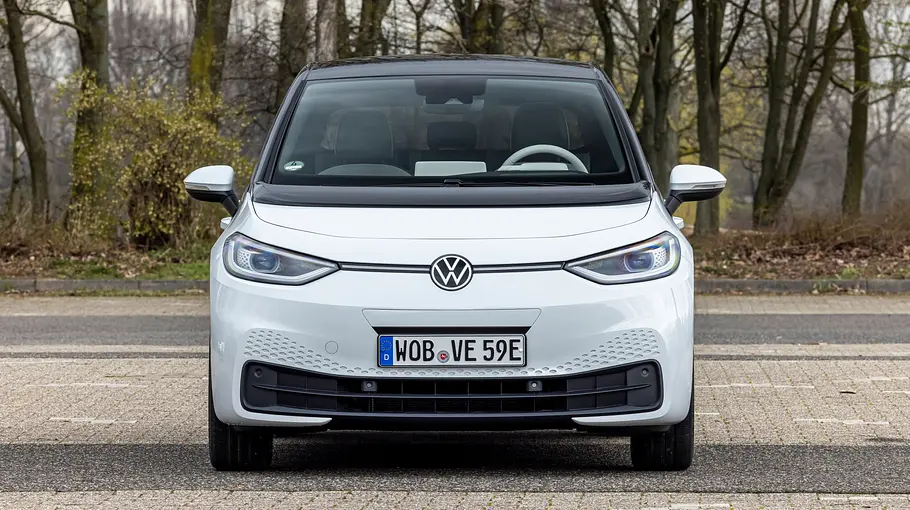 VW ID.3 Der VW ID.3 steht auf einem Parkplatz, von vorne fotografiert.