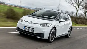 Der VW ID.3 fährt auf einer Landstraße, von vorne links fotografiert. - Foto: Frank Ratering