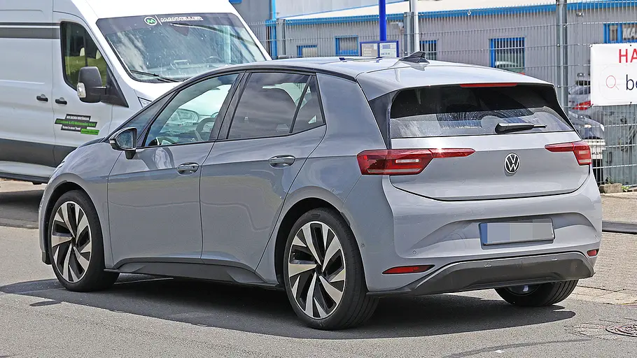 VW ID.3 GTI (2026) Blick von schräg hinten auf den fahrenden VW ID.3 GTI (2026).