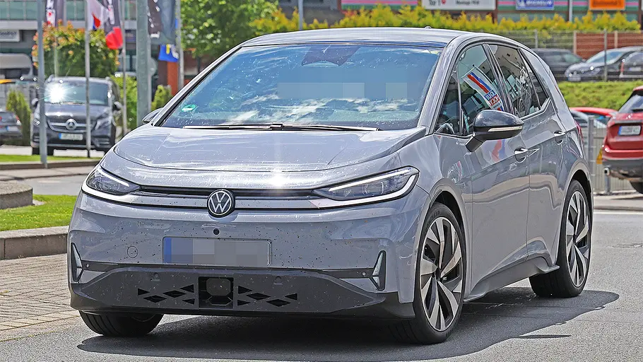 VW ID.3 GTI (2026) Blick von schräg vorne auf den fahrenden VW ID.3 GTI (2026).