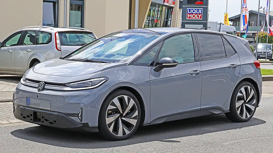 VW ID.3 GTI (2026) Blick von schräg vorne auf den fahrenden VW ID.3 GTI (2026).