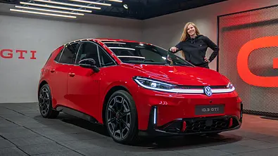 VW ID.3 GTI statisch mit Redakteurin Jil Weber im Studio. - Foto: AUTO ZEITUNG VW ID.3 GTI statisch mit Redakteurin Jil Weber im Studio. - Foto: AUTO ZEITUNG