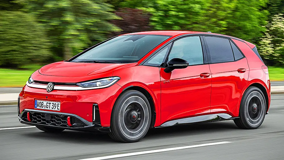 VW ID.3 GTI (2026) Blick von schräg vorne auf den fahrenden VW ID.3 GTI (2026).