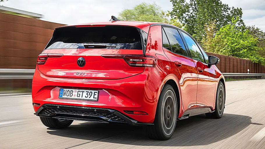 VW ID.3 GTI (2026) Blick von schräg hinten auf den fahrenden VW ID.3 GTI (2026).