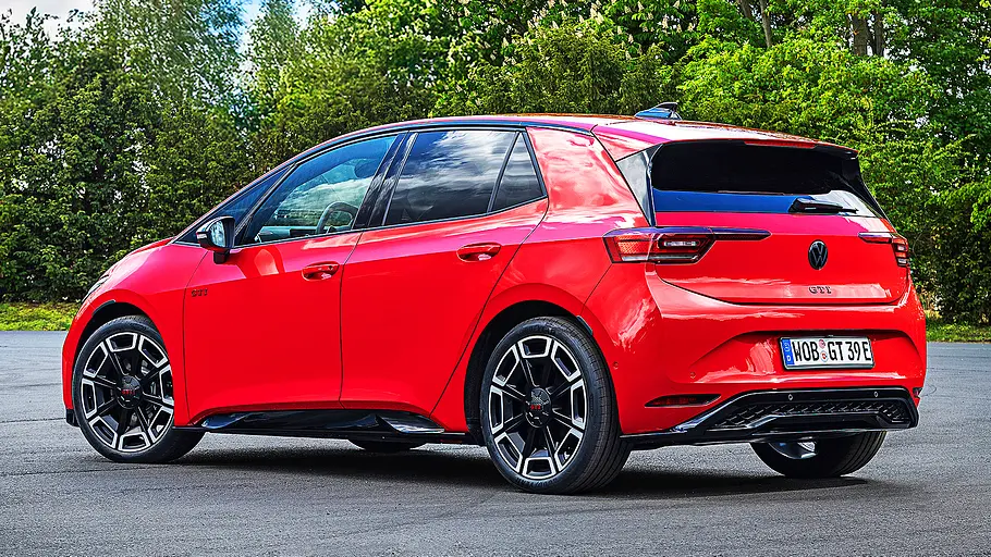 VW ID.3 GTI (2026) Blick von schräg hinten auf den VW ID.3 GTI (2026).