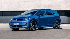 Der VW ID.3 Neo stehend von schräg vorne. - Foto: VW