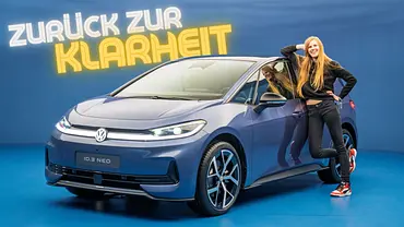 Blauer VW ID.3 Neo statisch im Fotostudio mit AUTO ZEITUNG-Redakteurin Jil Weber. - Foto: AUTO ZEITUNG