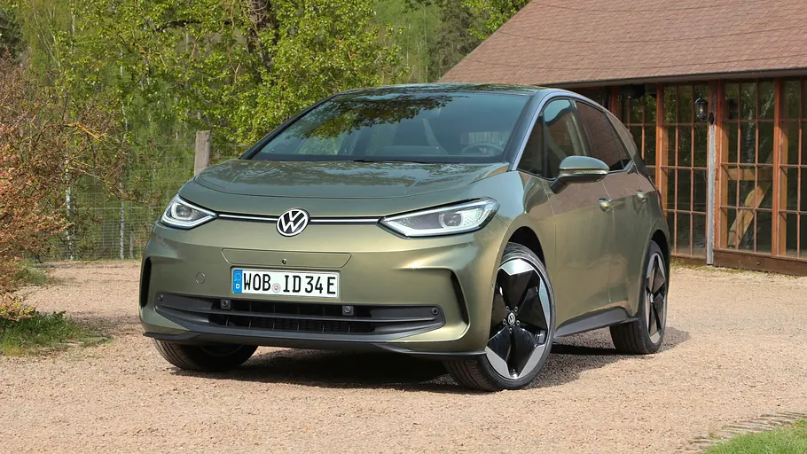 VW ID.3 Der VW ID.3 steht in einer Einfahrt vor einem Haus, von vorne fotografiert.