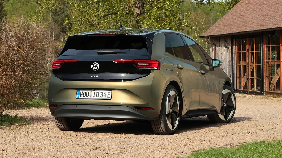 VW ID.3 Der VW ID.3 steht in einer Einfahrt vor einem Haus, von hinten fotografiert.