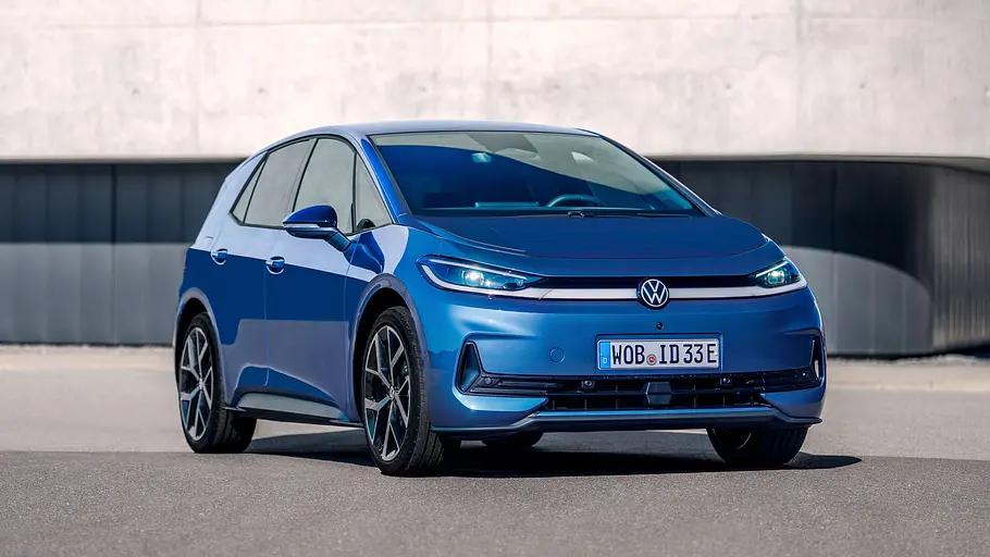 VW ID.3 Neo Der VW ID.3 Neo steht vor einer Beton-Fassade, von vorne rechts fotografiert.