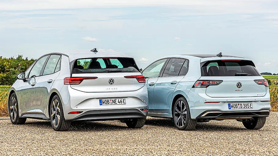 VW ID.3 Neo/VW Golf eHybrid Blick von schräg hinten auf die Kompakten VW ID.3 Neo und VW Golf eHybrid.