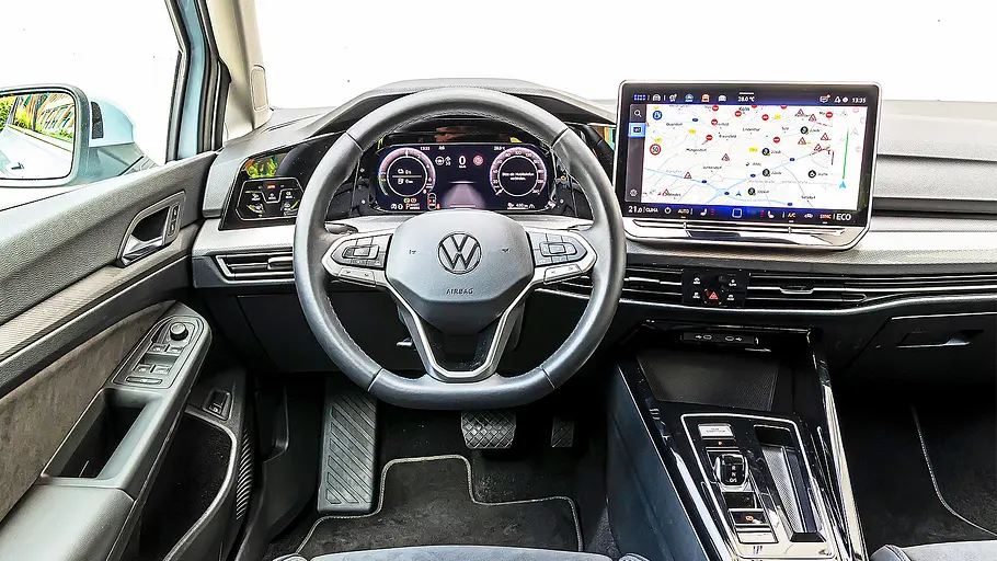 VW Golf eHybrid Blick auf die Armaturen im Innenraum des VW Golf eHybrid.