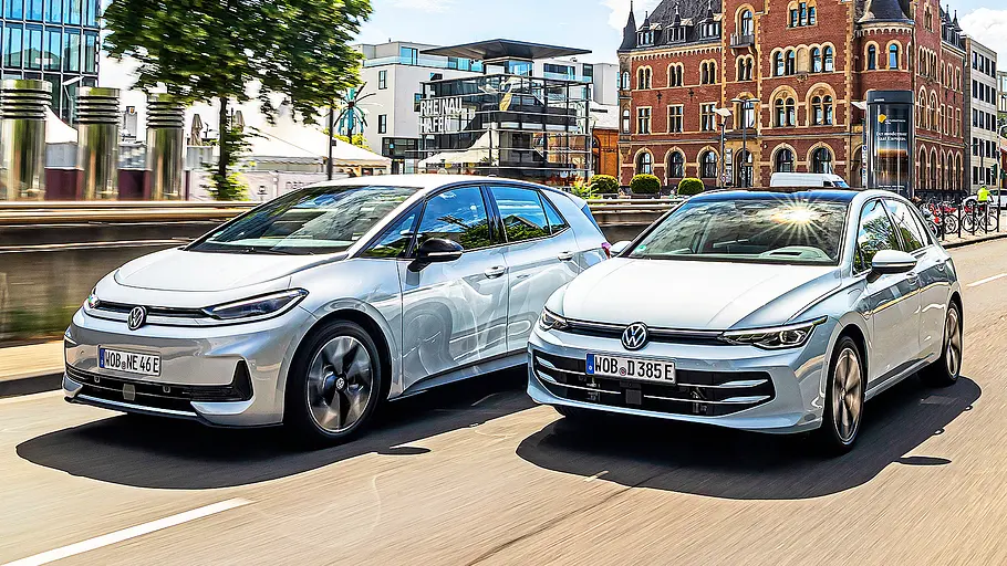 VW ID.3 Neo/VW Golf eHybrid Blick von schräg vorne auf die fahrenden Kompakten VW ID.3 Neo und VW Golf eHybrid.