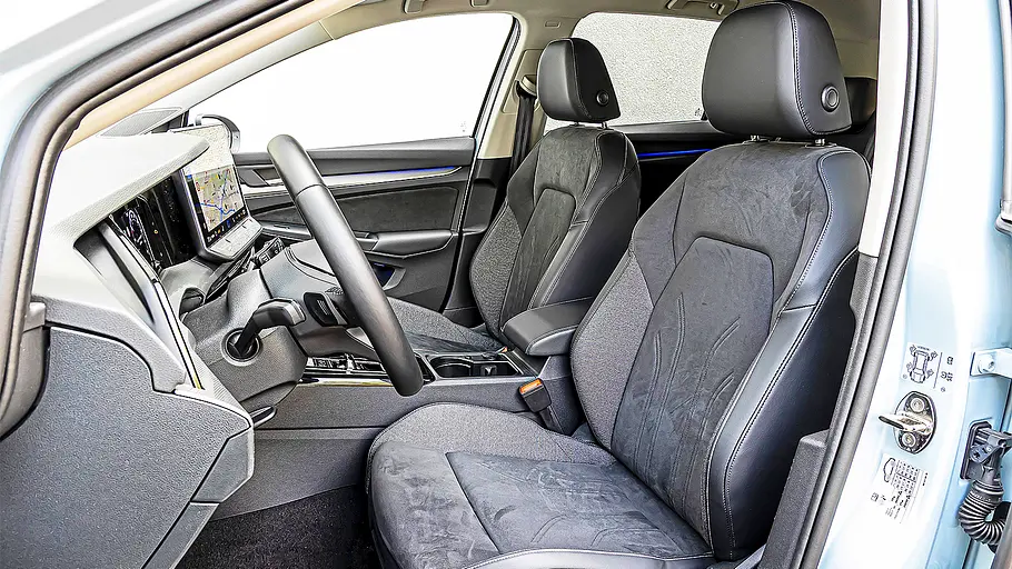 VW Golf eHybrid Blick auf die Vordersitze im Innenraum des VW Golf eHybrid.