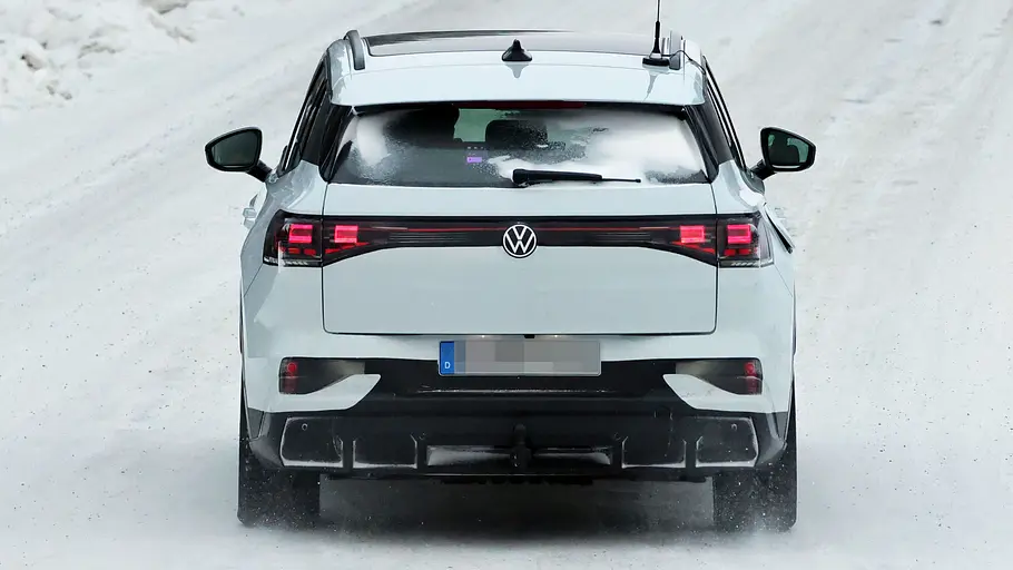 VW ID.4 Facelift Erlkönigbilder zeigen das getarnte Vorserienmodell des VW ID.4 Facelift. Hier: das Auto von hinten.