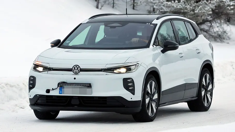 VW ID.4 Facelift Erlkönigbilder zeigen das getarnte Vorserienmodell des VW ID.4 Facelift. Hier: das Auto von schräg vorne.